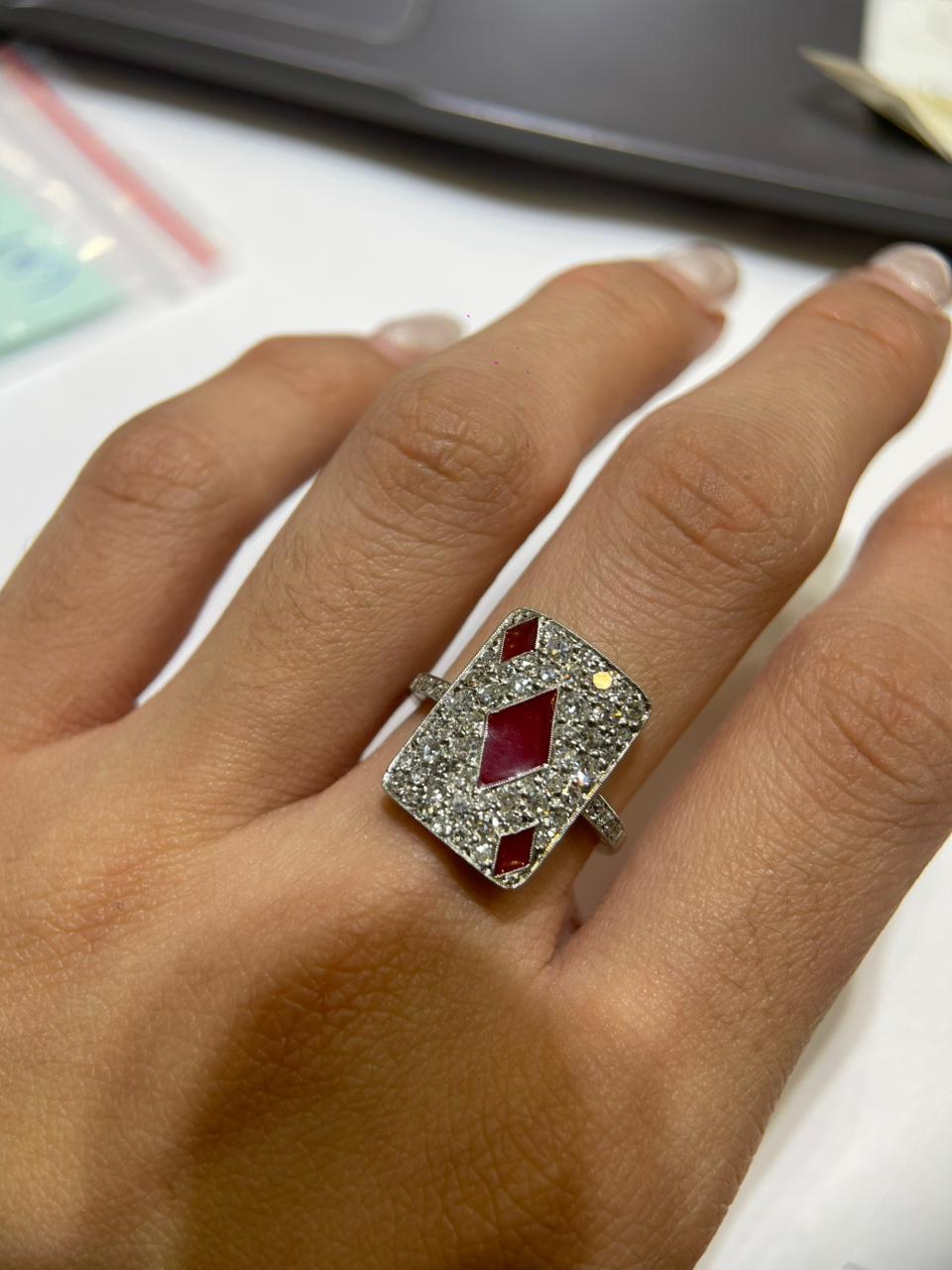 Las Vegas Collection Diamond ring 5.3 g platinum enamel and 0.84 ct of diamonds